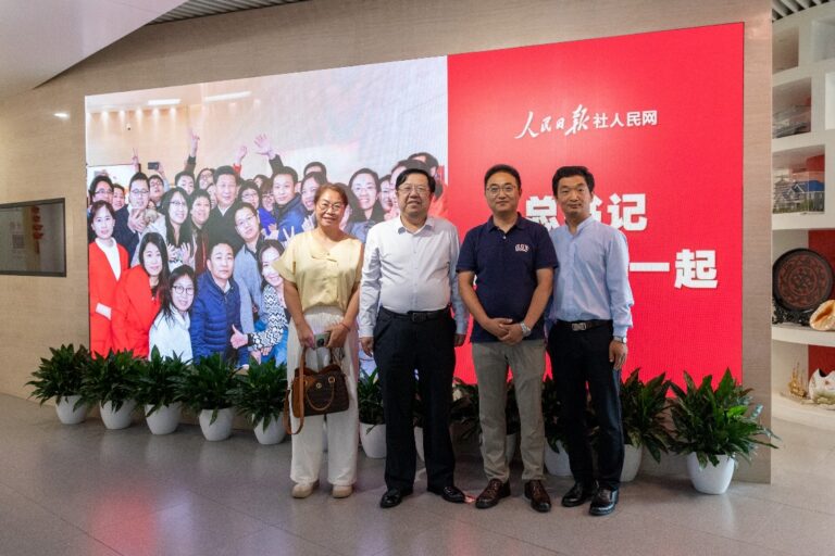 跃彩传媒智库徐鹏飞一行参观人民网数据中心